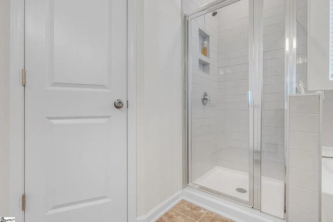 Building Photo - 3 Bedrooms 2 Bathrooms