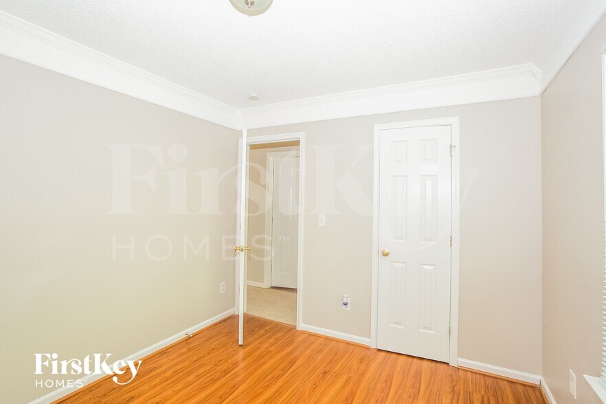 Building Photo - 6115 Country Walk Dr