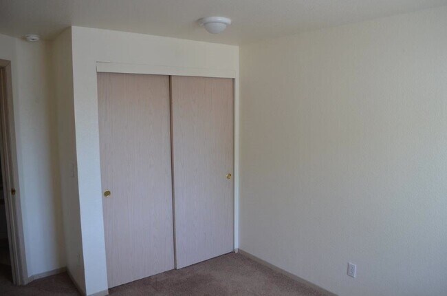 Building Photo - Stylish Modern 3 Bed, 2.5 Bath Townhouse i...
