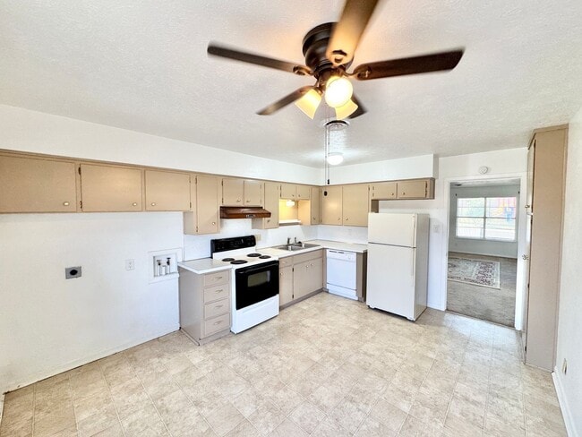 Building Photo - Charming 2 Bed 1 Bath Duplex - Walk to Sch...