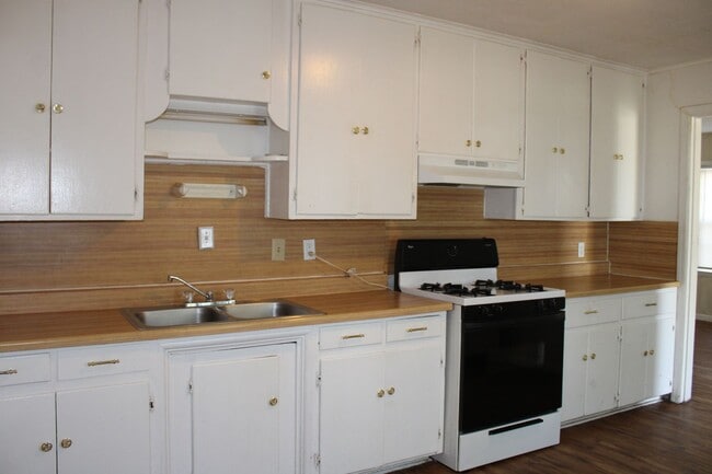 Building Photo - 2 Bed, Tinker Close & Garage!