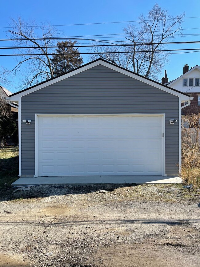 Building Photo - Great 2 BR with detached 2-car garage