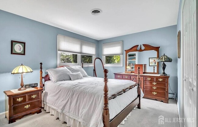 Building Photo - 12 Windsor Dr