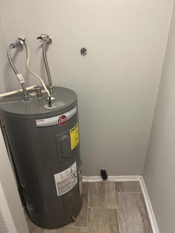 Building Photo - 1904 Tryon Dr