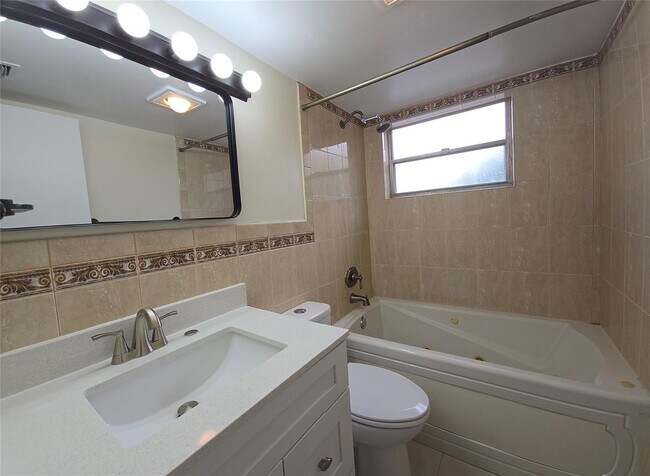 Building Photo - 1830 Sabal Palm Dr