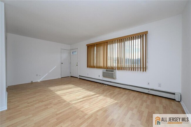 Building Photo - 628 Cricket Ln