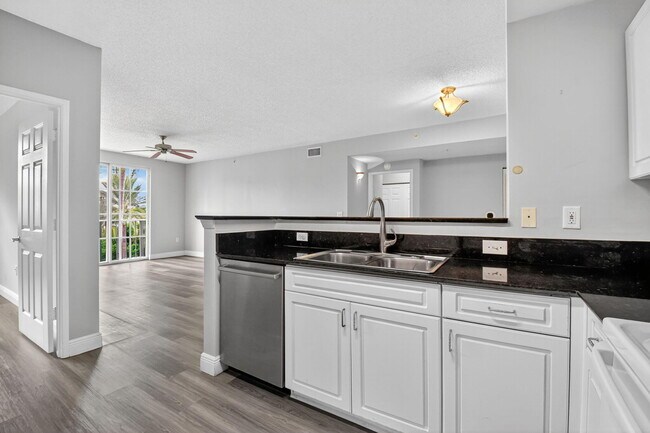 Building Photo - 780 S Sapodilla Ave
