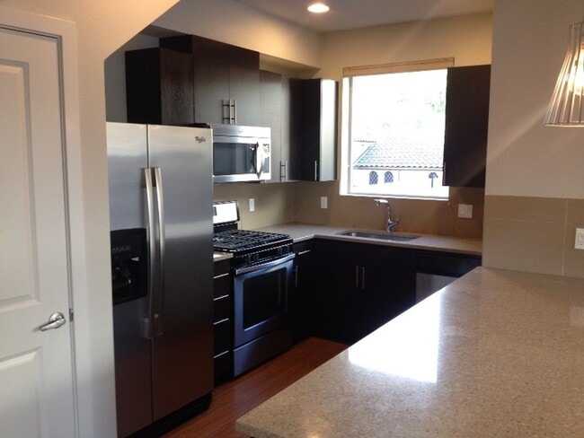 Building Photo - Spacious Two Bedroom Townhome