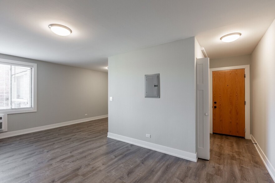 Building Photo - 530 W Aldine Ave