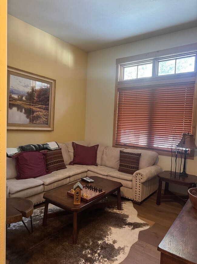 Building Photo - Luxury Fully Furnished 4BD/4BA Mountain Retreat with Hot Tub & Garage – Woodwinds #34, Mammoth Lakes