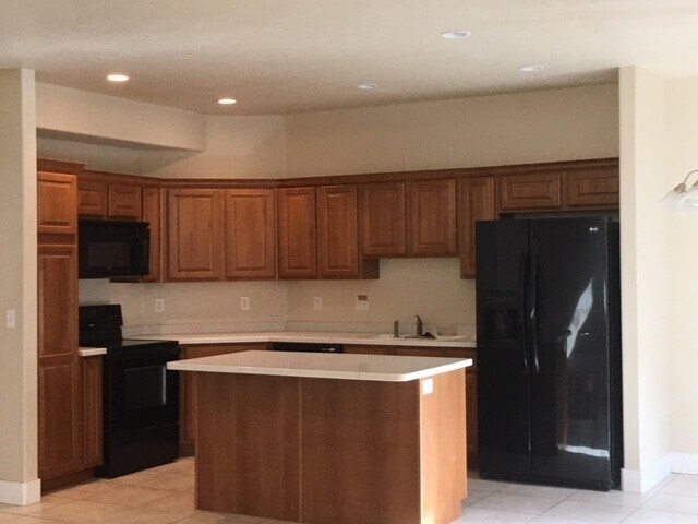 Building Photo - 2557 Garden Dr
