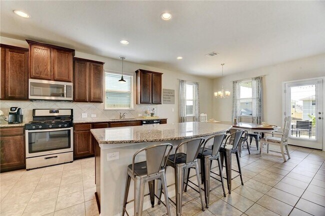Building Photo - Modern Luxury Awaits in Buda – Stylish 4/B...
