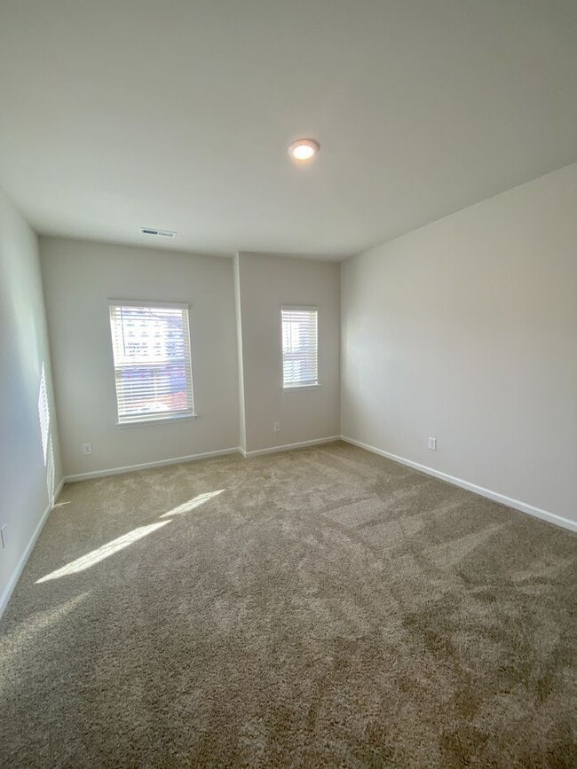 Building Photo - Beautiful 3BR/2.5BA Townhouse; Easy Access to I485 and Uptown