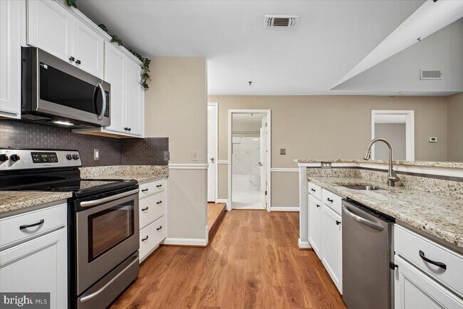 Building Photo - 1100 Quaker Hill Dr