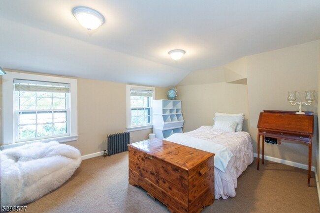 Building Photo - 3 Greenview Way