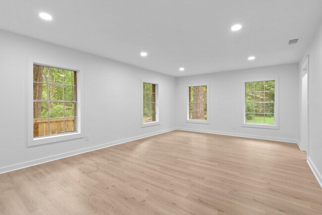 Building Photo - 3333 Meadow Hill Rd
