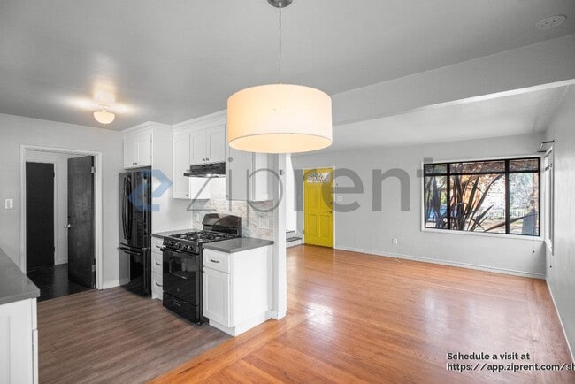 Building Photo - 903 61st St