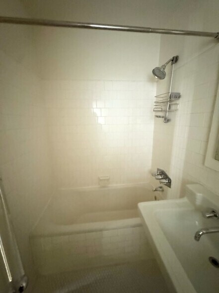 Shower / Tub - 1510 Rosalia Rd