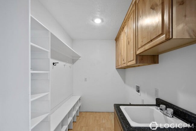Building Photo - Beautiful Home in Amazing Location!