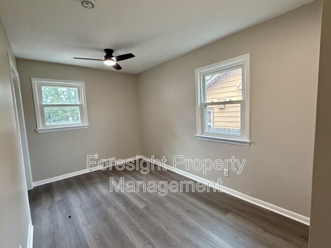 Building Photo - 654 E 240th St