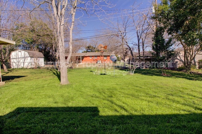 Building Photo - 315 Estates Dr