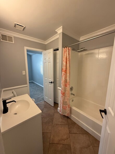 Building Photo - 9708 Lake Pointe Ct