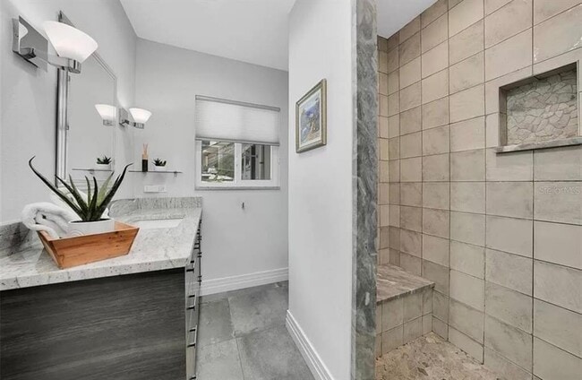 Building Photo - 1205 W Adalee St