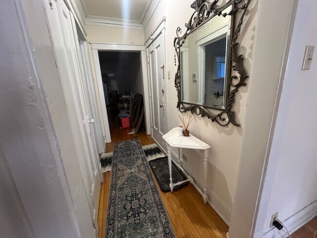 Building Photo - Huge One Bedroom in Irving Park