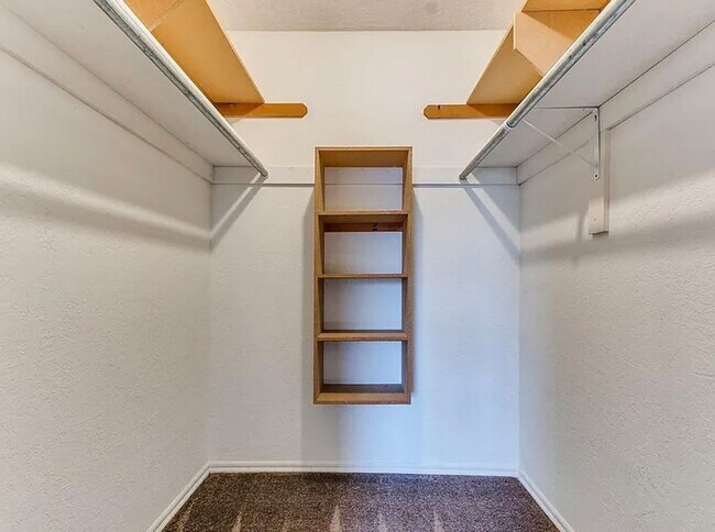Building Photo - Beautiful 3bed/3bath Townhome Available in Westside Norman!!