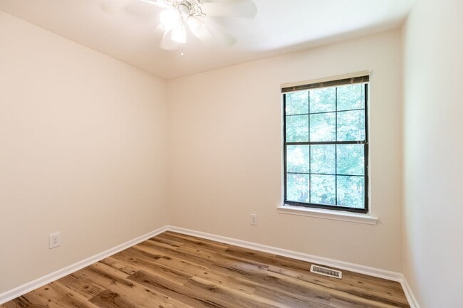 Building Photo - 3 bed 2.5 bath