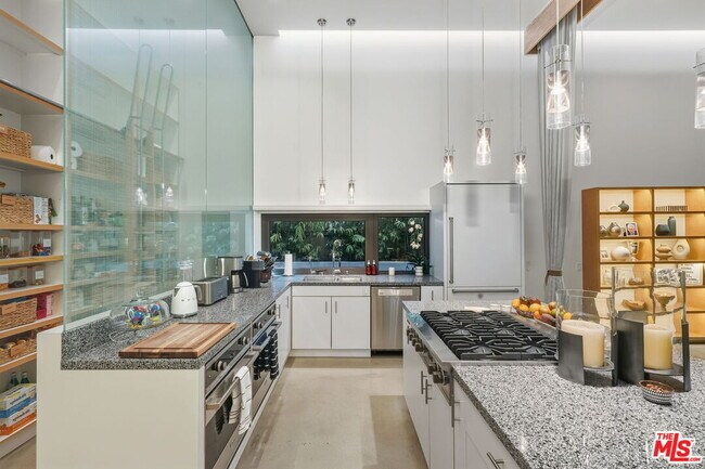 Building Photo - 1849 Fox Hills Dr