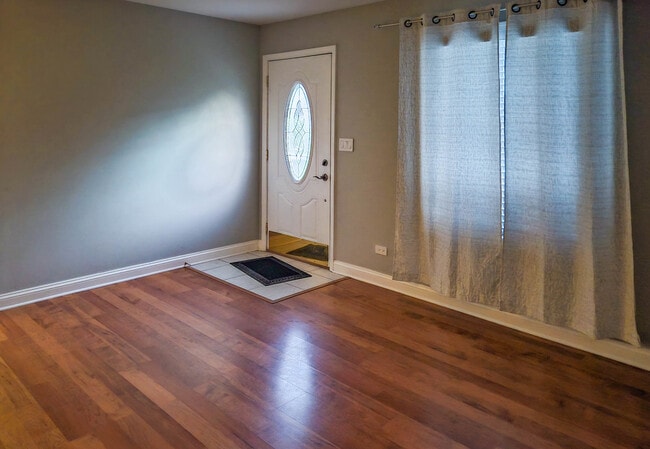 Building Photo - 824 Minnesota Cir