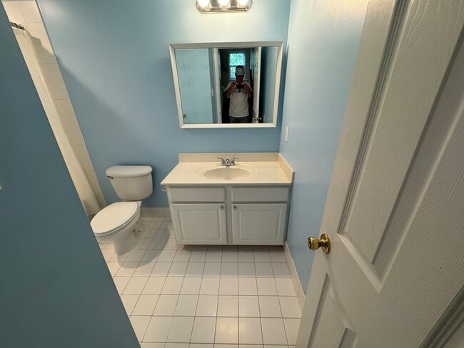 Building Photo - 434 W 5th Ave