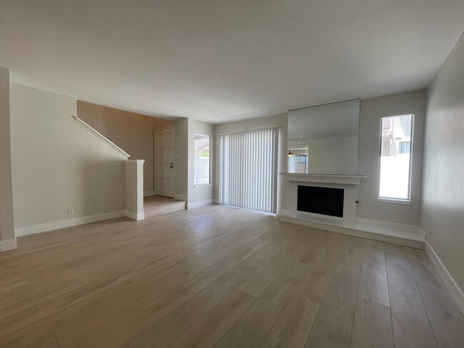Building Photo - Beautiful Updated 3 Bedroom, 2 1/2 Bath Condo