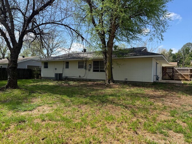 Building Photo - 7910 Mustang Dr