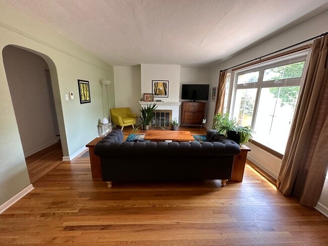 Building Photo - 732 Loma Vista Dr NE