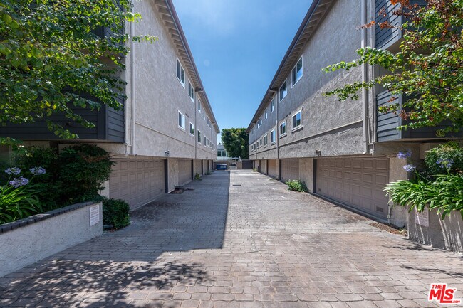 Building Photo - 12416 Magnolia Blvd