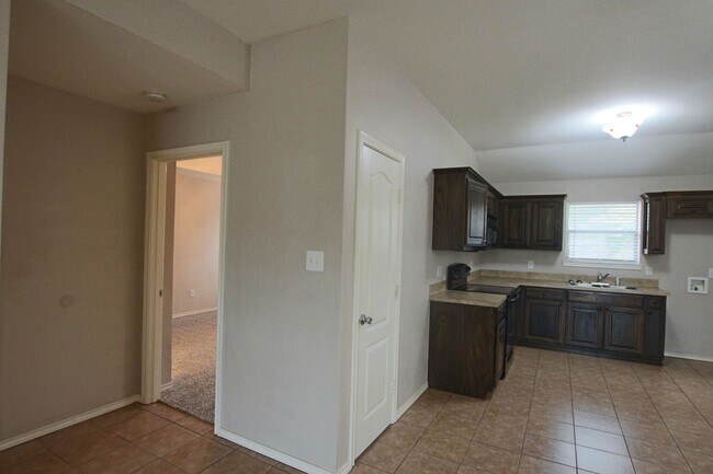 Building Photo - COMING SOON! 3 Bedroom Duplex for Rent in ...