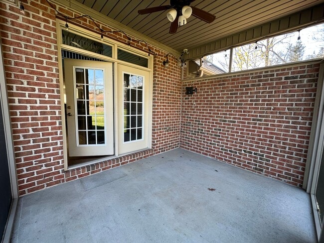 Building Photo - Townhome in a great location!