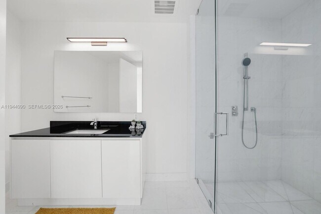 Building Photo - 18555 Collins Ave