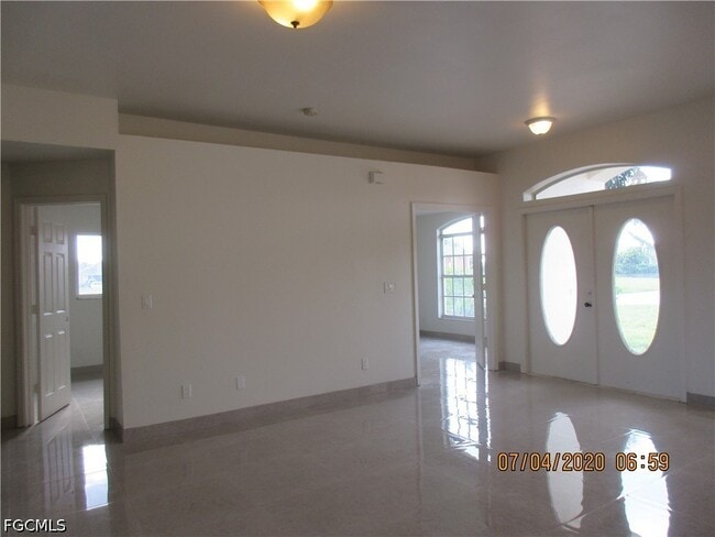 Building Photo - 918 NE 13th St