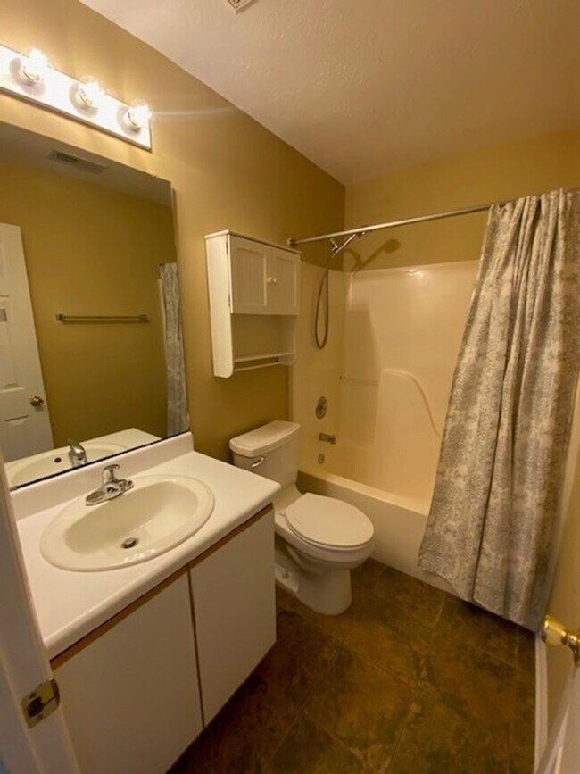 Building Photo - Welcome to this stunning 3-bedroom, 2-bath...