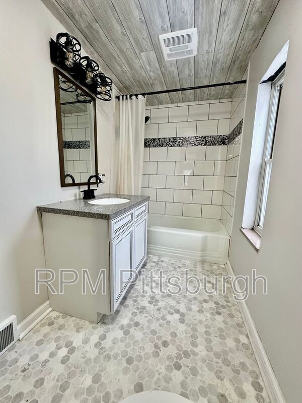 Building Photo - 533 Freeport Rd