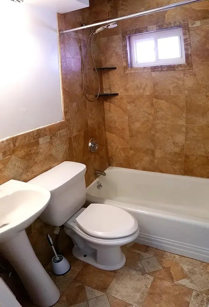 bathroom - 50 Pierce St