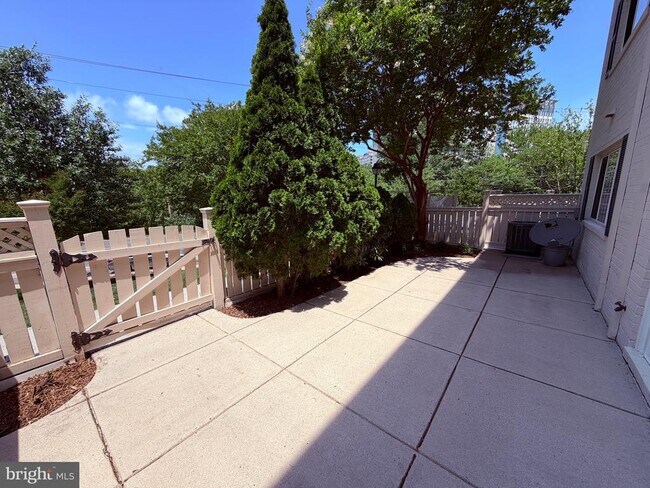 Building Photo - 1425 N Van Dorn St