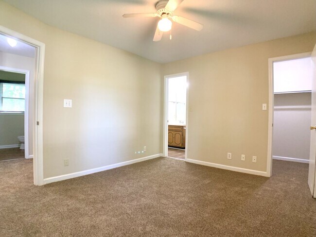 Building Photo - 236 Moncrest Dr