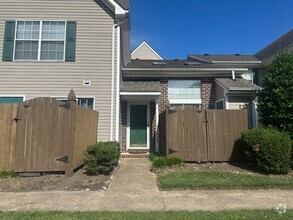 Building Photo - Gorgeous Townhouse in Riverwalk