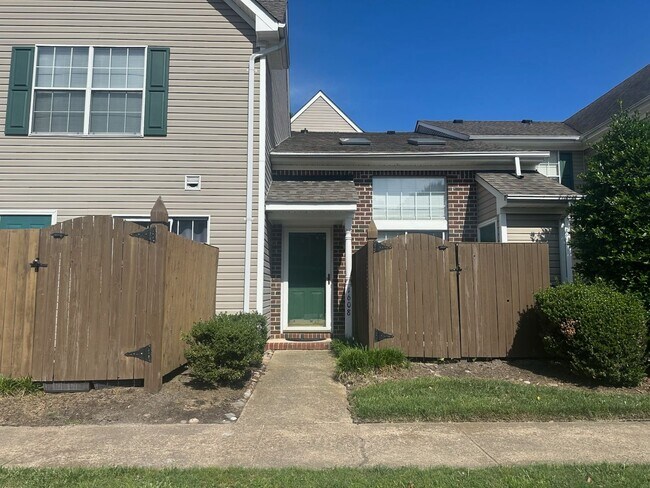 Primary Photo - Gorgeous Townhouse in Riverwalk