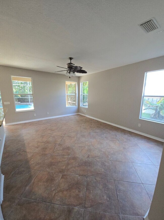 Building Photo - Newly Renovated 4/3 w/pool