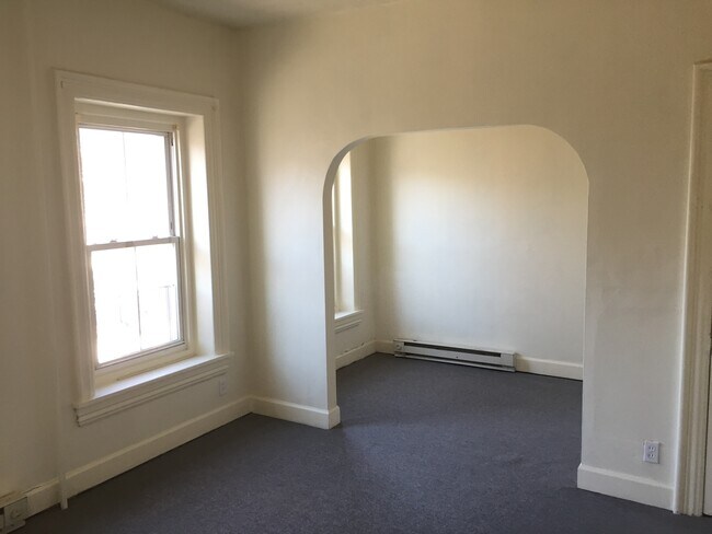 Building Photo - 633 N 6th St